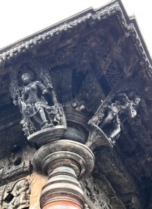 शिलाबालिकांच्या मूर्तींचे छताजवळील स्थान