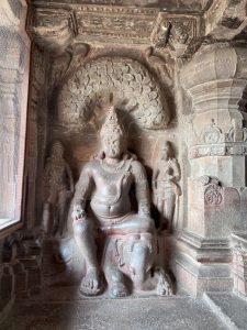 जैन लेणीतील हत्तीवर बसलेला मातंग यक्ष -लेणी क्रमांक ३२ 