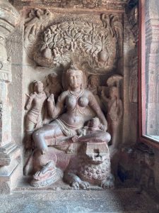 जैन लेणीतील हत्तीवर बसलेला देवी सिद्धायिका-लेणी क्रमांक ३२ 