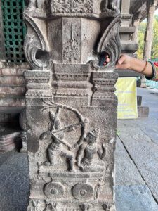 शिवावर आपला काम बाण चालविण्यास सिद्ध झालेला मदन