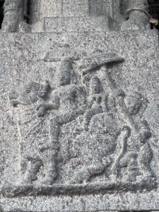 विवाहानंतर नंदीवर स्वार झालेले उमा महेश्वर