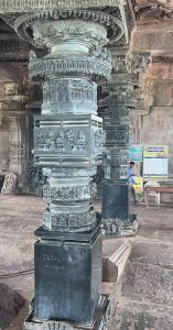मंदिरातील स्तंभ