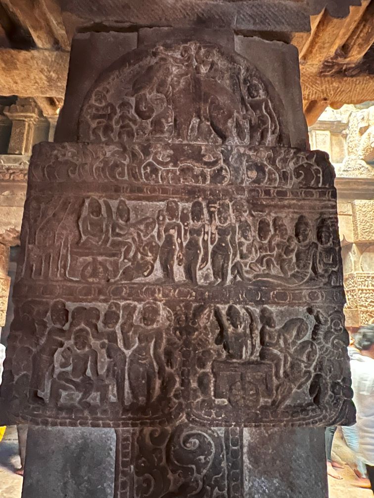 कल्पवृक्ष वनातून अर्जुनाचे स्वर्गलोकी आगमन व खालील बाजूस अर्जुन शुचिर्भूत होऊन मातलीसह निवातकवचाशी युद्धाला जाताना