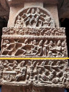 (पिवळ्या रेषेच्या वर) किरात अर्जुन धनुर्युद्ध, मुष्टियुद्ध व उजवीकडे पाशुपतास्त्र प्रदान करताना शिवशंकर 