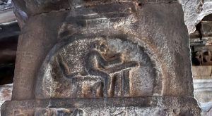 लाकूडतोडे व माकड
