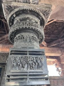 गोपिकावस्रहरण शिल्प