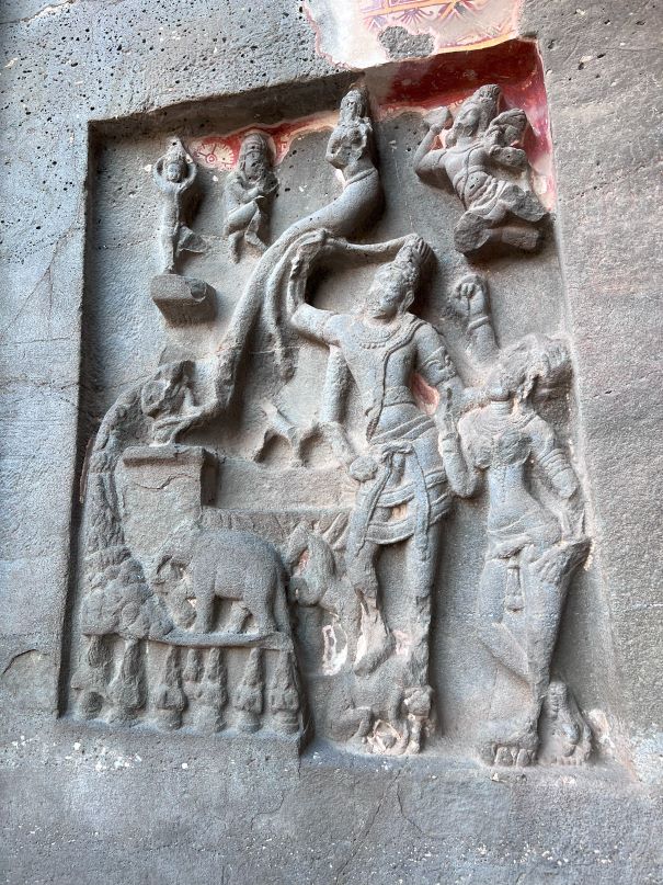 गंगावतरण शिल्प, कैलास लेणे क्रमांक १६. शिवाने एका बटेतून गंगेला मोकळी केली. ती जन्हू ऋषींच्या कानातून वाहताना दिसते. शेजारी डावीकडे पार्वती. अश्वमेधाचा घोडा व एक हत्ती खाली दिसत आहे. त्याखाली सगरपुत्र