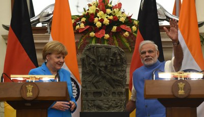 पंतप्रधान मोदी व जर्मन चॅन्सलर मर्केल यांच्या मध्ये असलेली तेंगपोरा दुर्गामूर्ती 